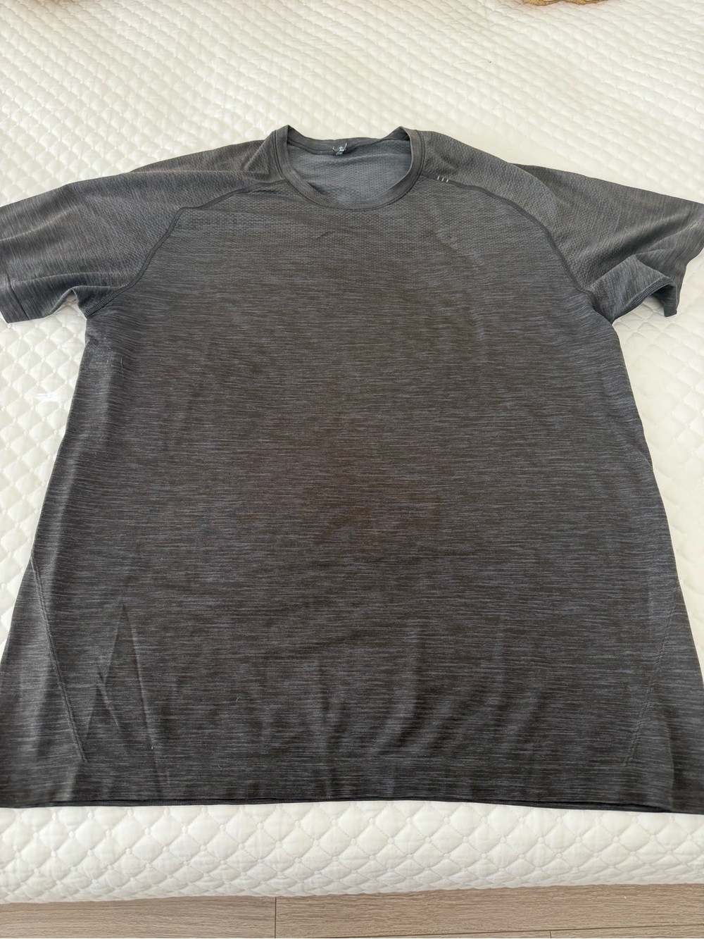 Men’s lululemon tee shirt